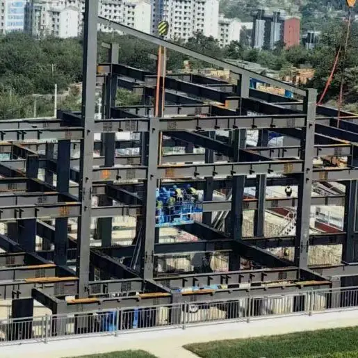 Kakšne so razlike med jekleno konstrukcijo in betonsko ploščadjo?